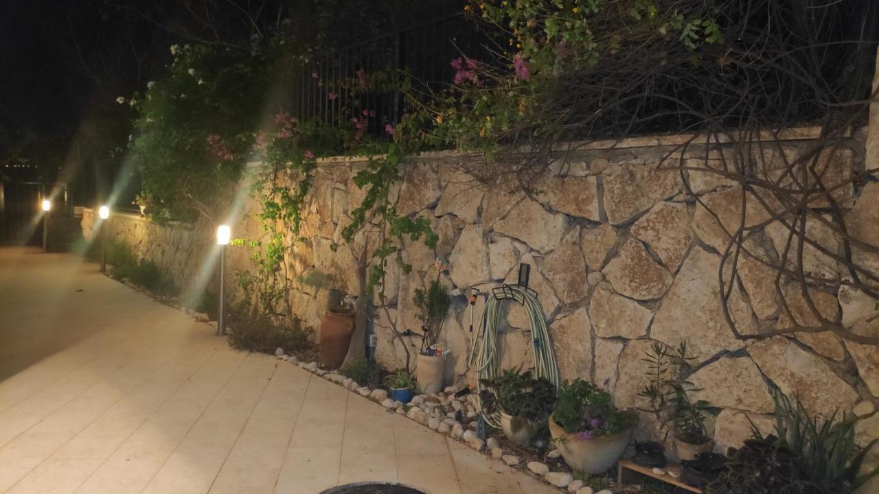 בית האומנים Artist Home Neve Ilan Bagian luar foto